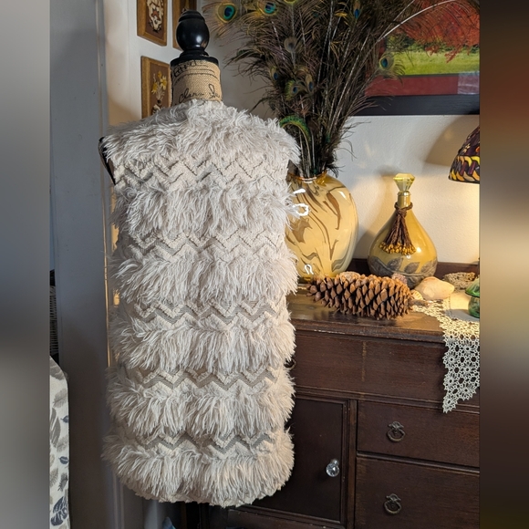 Shaggy Cream Faux Fur Vest - Picture 2 of 9
